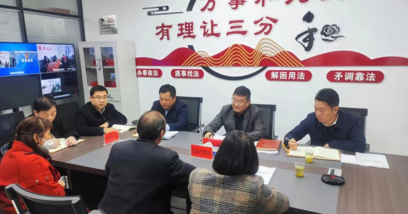<b>商洛市商南县委书记徐江博开展接访下访活动</b>
