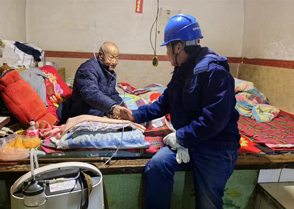 <b>国网佳县供电公司: 及时接电  解用户燃眉之急  </b>