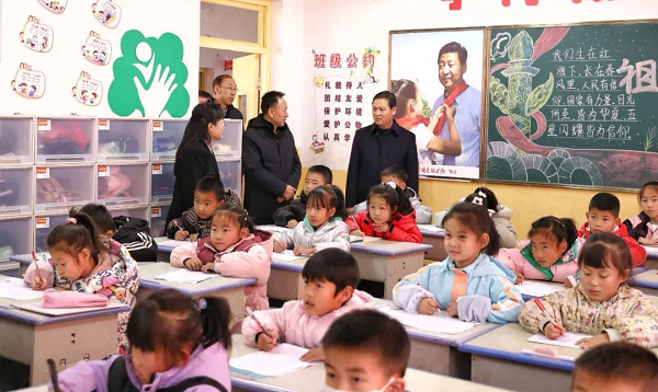 <b>延安市吴起县委书记贺毅调研冬季校园呼吸道传染病防控工作</b>