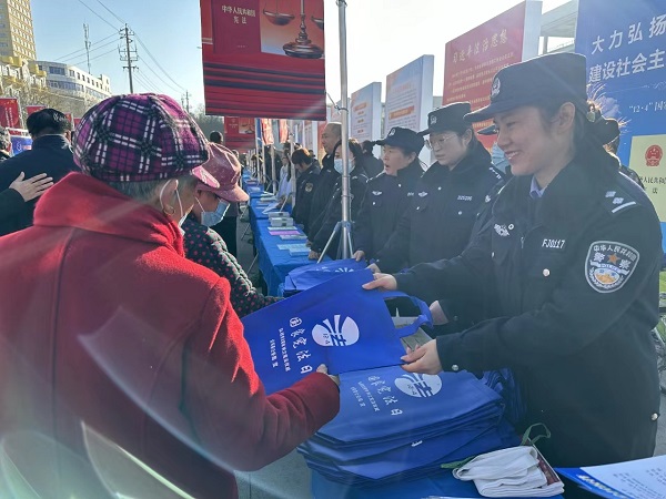 <b>渭南市合阳县公安开展“12·4”国家宪法日集中宣传活动</b>