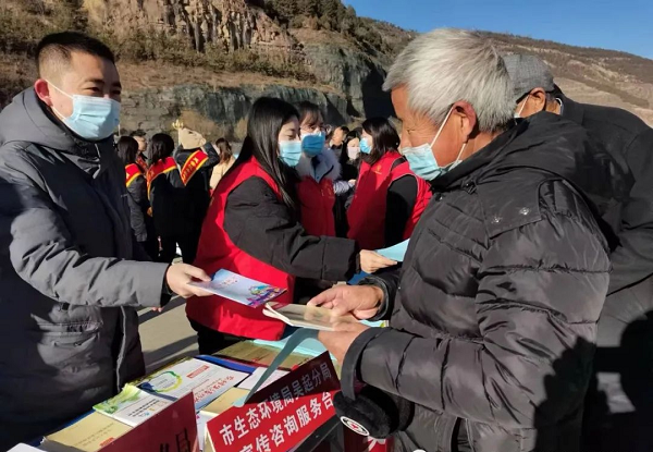 <b>延安市生态环境局吴起分局开展“12·4”国家宪法日集中宣传活动  </b>