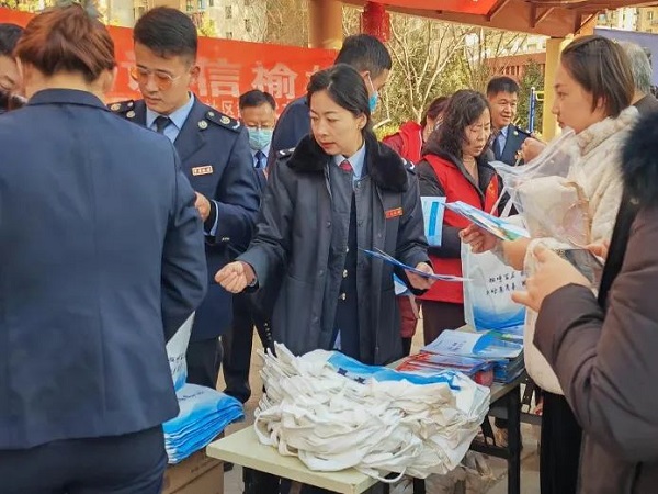 <b>榆阳区明珠路社区联合“双报到”单位开展国家宪法日宣传进社区活动  </b>