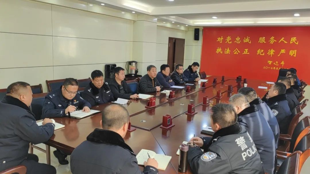 <b>靖边县城管交警联合执法 整治乱停乱放 让文明停车更到“位”</b>