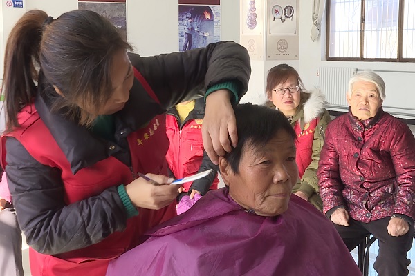 <b>铜川市印台区陈炉镇咀头社区：一剪一推 守护乡村温情  </b>