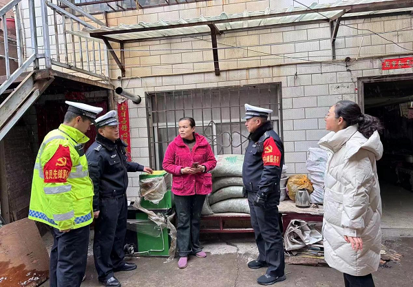 <b>延安交警二大队在职党员进社区走访慰问暖民心  </b>