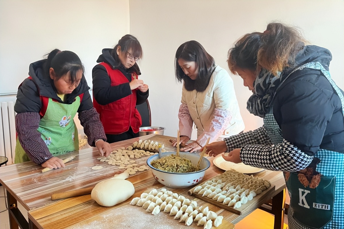 铜川市陈炉镇咀头社区：饺子飘香迎冬至 心系邻里助老情