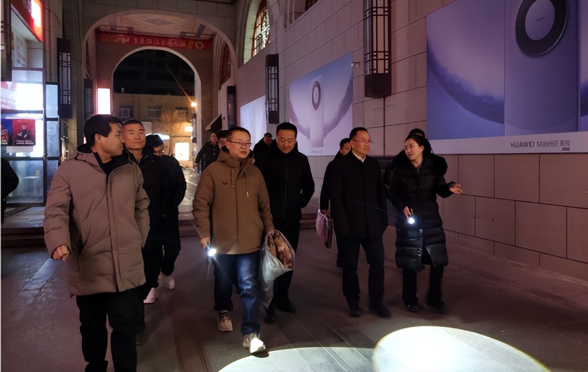<b>延安市民政局党组书记、局长何树德带队开展流浪乞讨人员夜间巡查救助活</b>