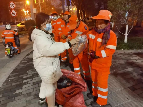 <b>西安市经开区：情系环卫工 寒冬送温暖</b>