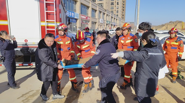 <b>老人意外坠井 榆林市消防救援支队高新大队榆溪大道特勤站紧急救援</b>