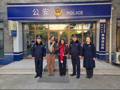 <b>“中国警察太棒了” 临潼民警帮外国游客寻回手机获赞</b>
