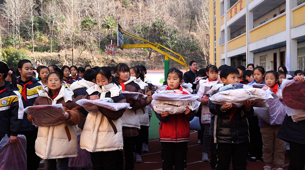 <b>汉中市留学生联谊会爱心帮扶活动走进佛坪县长角坝镇中心小学  </b>