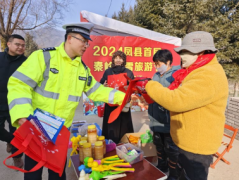 景“警”交融 宝鸡市凤县公安交警为游客宣传交通安全