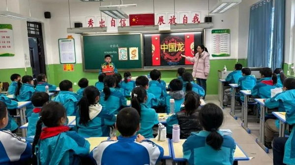 <b>灞桥区官厅小学以美术教研课弘扬传统文化 提升学生民族自信  </b>