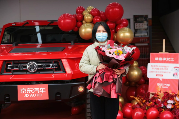 <b>90后西安女孩开上刘强东送出的越野车，计划带家人去拉萨</b>