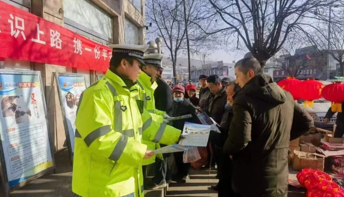 <b>府谷县公安交警新民中队宣传进集市  交通安全“警”相随    </b>