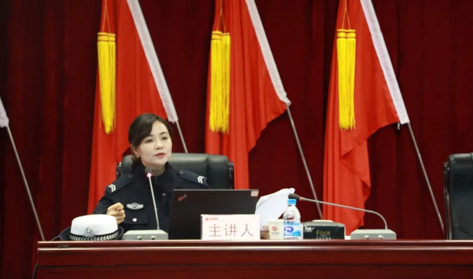 <b>美丽乡村行丨府谷县公安交警走进辖区企业开展交通安全宣传活动  </b>