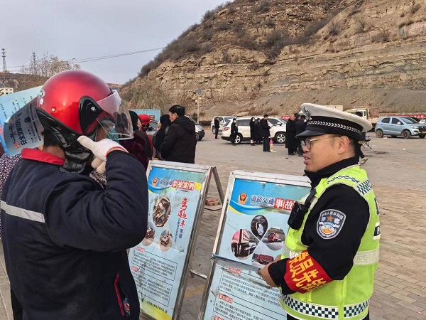 <b>府谷公安交警大昌汗中队走进老高川集市进行交通安全宣传  </b>