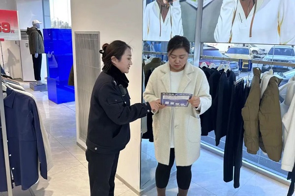 <b>榆林市公安局高新分局明珠路派出所深入辖区开展反诈宣传  </b>