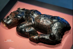 备受关注！陕西历史博物馆秦汉馆展出文物“先秦漆猪”