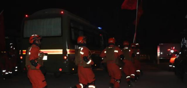 <b>新疆乌什县7.1级地震已致3人受伤！列车晚点、余震不断......</b>