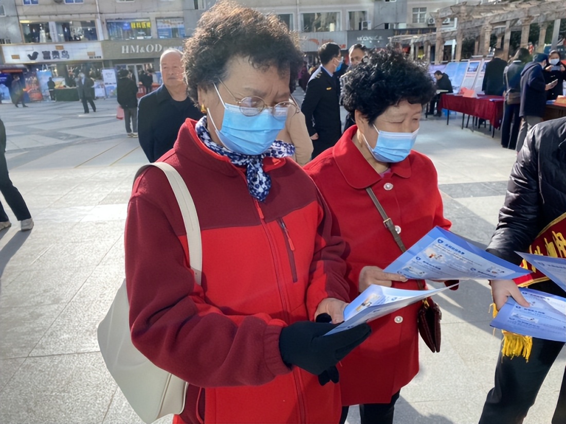 <b>长安银行镇安县支行优化账户服务宣传</b>