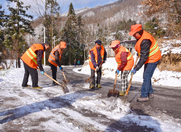 <b>汉中市宁强县农村公路事业发展中心组织员工除雪保畅通</b>