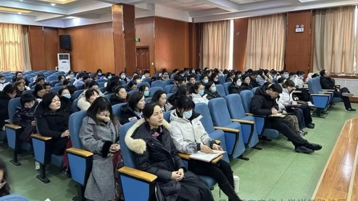 <b>西安市灞桥区庆华小学召开期末工作会：回望耕耘路 蓄力向未来</b>