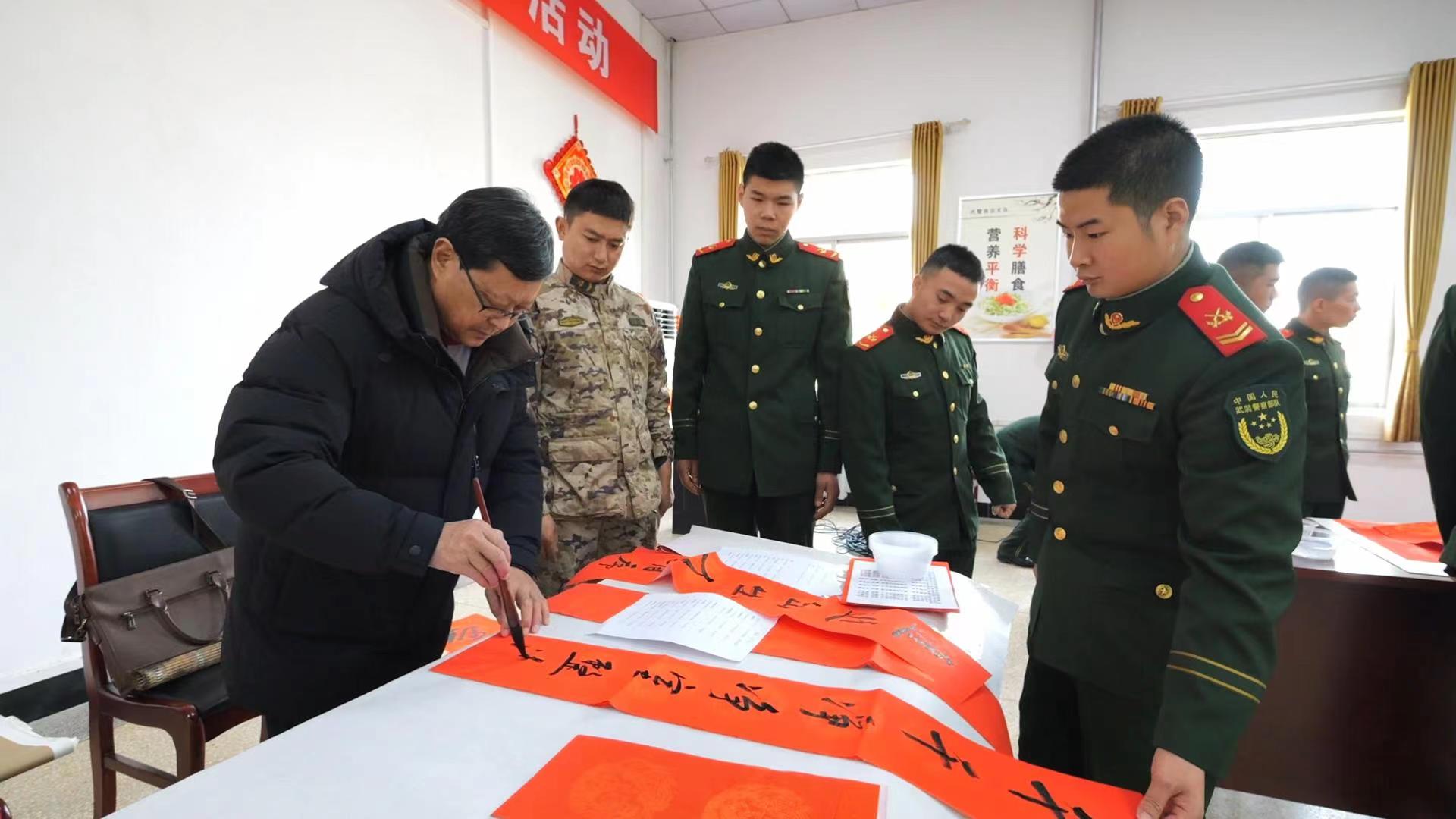 <b>商洛市：笔墨迎新春 真情暖军营</b>