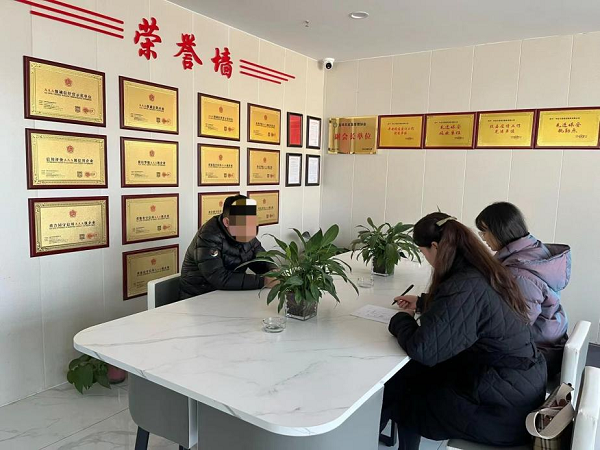 <b>“保安徒手接小孩”系摆拍！自媒体账号负责人被约谈</b>