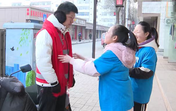 <b>“娘家人”办贴心事！府谷县总工会为户外工作者送温暖</b>