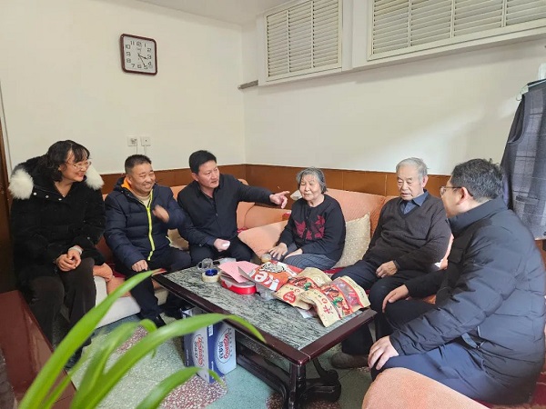 <b>慰问暖人心｜榆林市榆阳区妇幼保健院领导春节前夕慰问离退休老干部  </b>