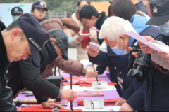 <b> 暖心归乡路 西安站前公安开展迎新春送春联活动</b>