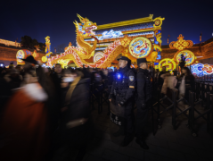 <b>西安“公安蓝”守护“春节红”  绘就平安西安新画卷</b>