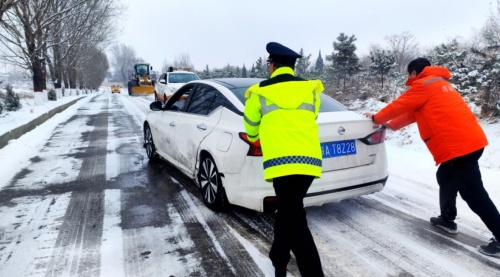 <b>陕西交通运输系统迎风战雪保畅通</b>