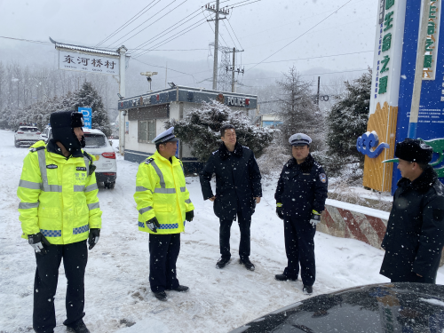 <b>勇战降雪冻雨，凤县交警全力保畅通</b>