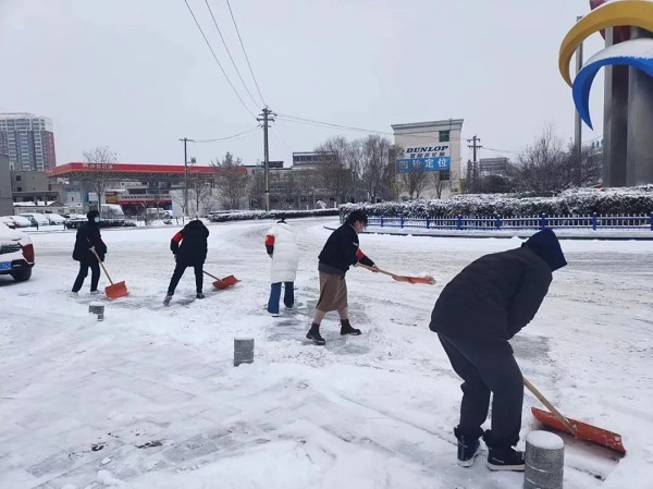 <b>靖边县市场监管局：扫雪铲冰保出行 志愿服务暖民心</b>