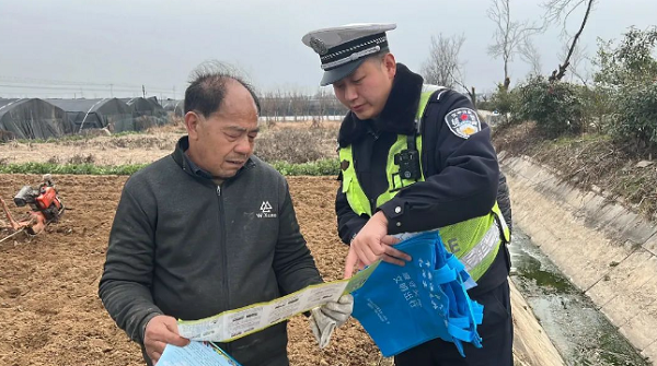 <b>汉中市汉台区交警队：田间地头“走起来” 交通安全“讲起来”</b>