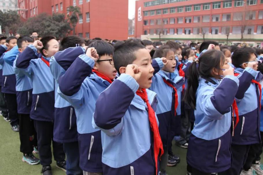 <b>萌龙启新岁，逐梦向未来！宝鸡市渭滨区经二路小学举行春季开学典礼</b>