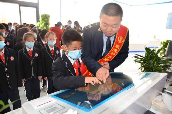 <b>靖边县税务局第一税务分局：智慧办税优服务 惠企利民促发展</b>