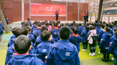 雷锋精神永流传 碑林区景龙池小学千人唱响《学习雷锋好榜样》  