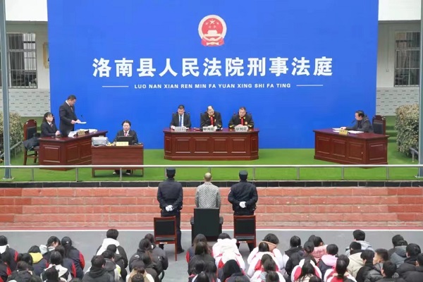 <b>商洛市洛南县庭审进校园  1800余名师生“零距离”感受法律威严</b>