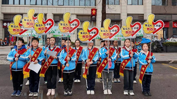 <b>雁塔区等驾坡小学开展“弘扬雷锋精神 践行榜样力量”主题教育活动  </b>