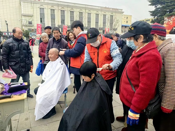 <b>学雷锋志愿者在行动｜商州区义工联合会志愿者变身理发师 为老人爱心义剪</b>