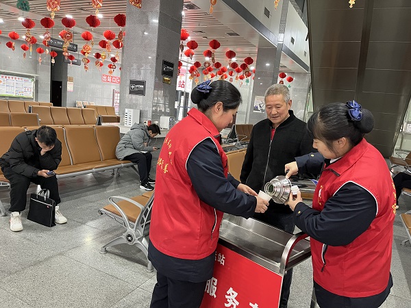 <b>商洛市汽车客运站：弘扬雷锋精神 帮扶弱势群体  </b>