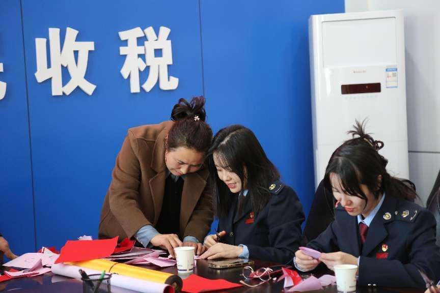<b>国家税务总局佳县税务局开展“三八妇女节”剪纸体验活动</b>