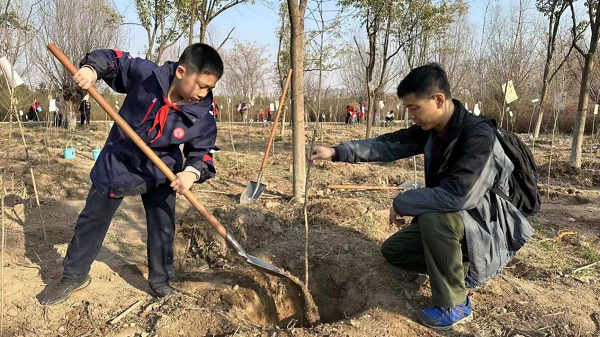 <b>西安市碑林区景龙池小学：拥抱春天 为城市植此春绿  </b>