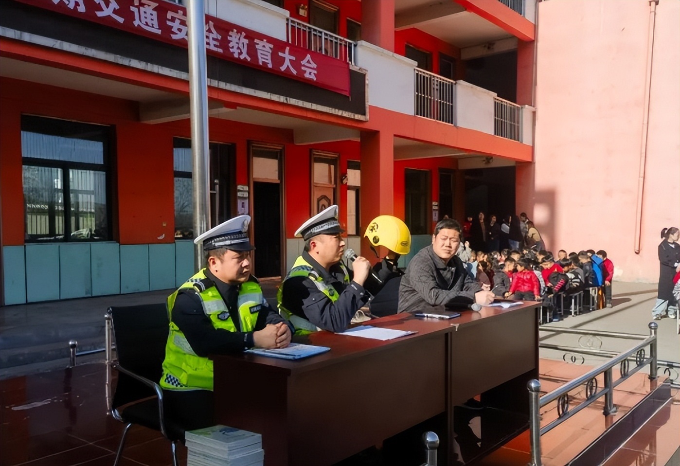 <b>府谷公安交警新民中队走进新民二小开展交通安全宣讲活动</b>
