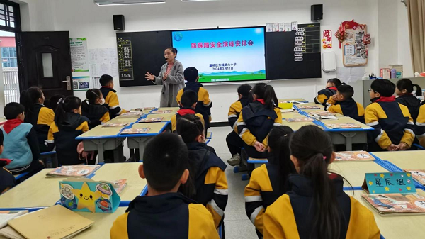 <b>珍爱生命 预防踩踏事故 ——灞桥区东城第六小学举行防踩踏疏散演练  </b>