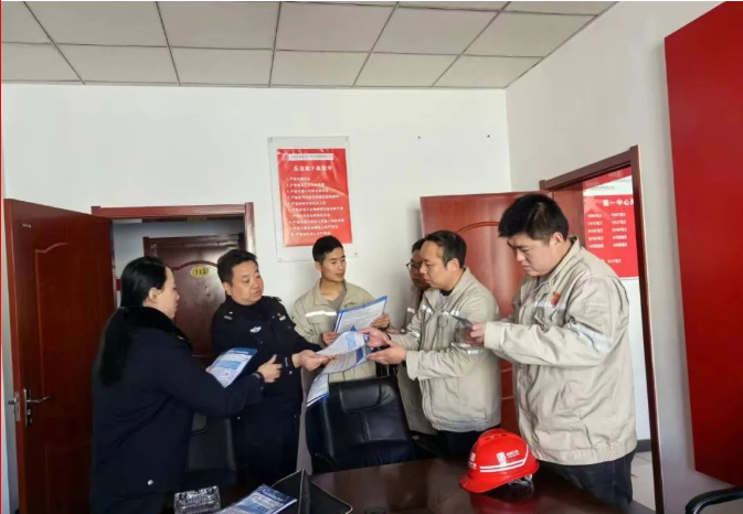 <b>榆林市靖边县公安局开展打击整治网络谣言网络暴力进企业宣传活动  </b>