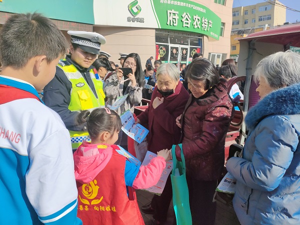 <b>榆林市府谷公安交警联合“小志愿者”开展文明交通劝导工作</b>